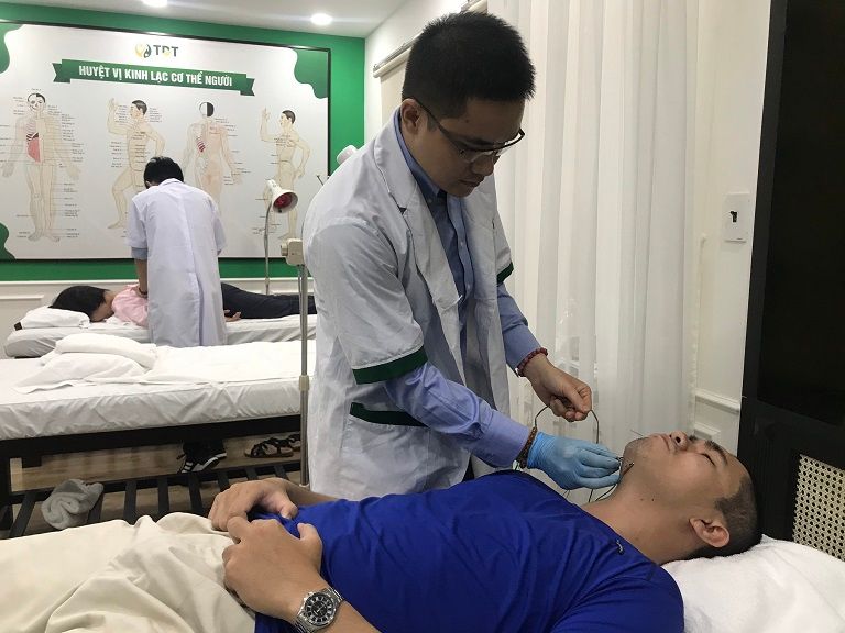 Bác sĩ Trần Mạnh Xuyên đang trị liệu cho bệnh nhân