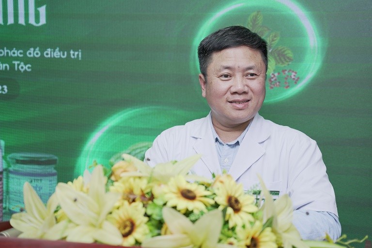 Thầy thuốc Phùng Hải Đăng đánh giá về sản phẩm tại buổi lễ ra mắt ra mắt dung dịch vệ sinh phụ nữ Diệp Phụ Khang